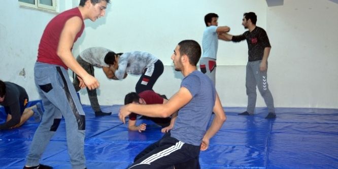 Genç pehlivanlar güreşlere hazırlanıyor