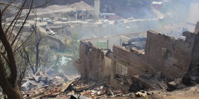 Artvin’de tarihi köyde yangın çıktı