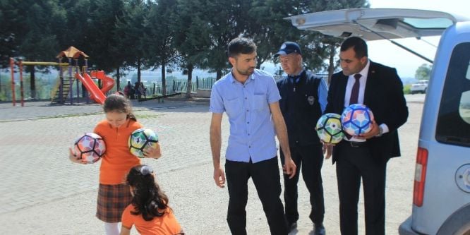 Osmaneli Belediyesi ilkokullara 2 bin adet top dağıttı