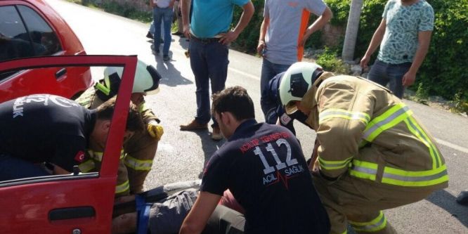 Sıkışan sürücüyü itfaiye kurtardı