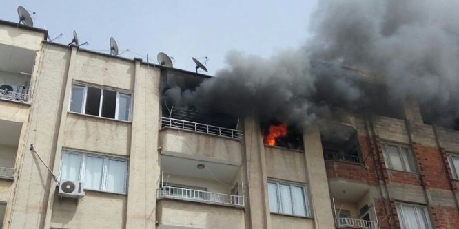 Apartmanda çıkan yangın korkuttu