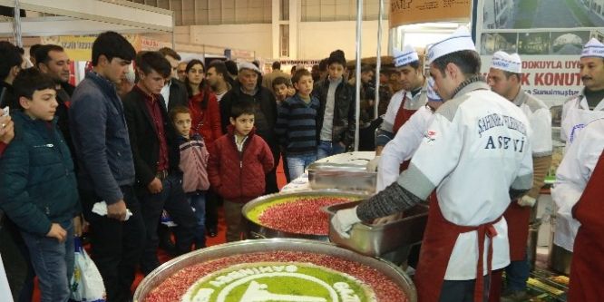 Fuardaki belediye standında çiçek ve aşure dağıtıldı