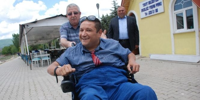 Engelli vatandaşın akülü tekerlekli sandalye sevinci