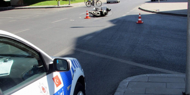 Motosiklet ve otomobil çarpıştı: 1 yaralı