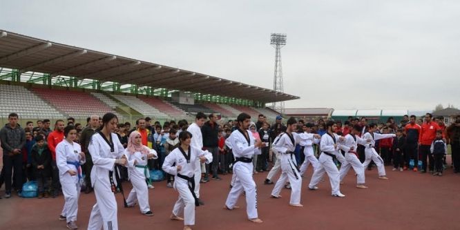 Ağrı Belediyesi 500 sporcuya malzeme dağıttı