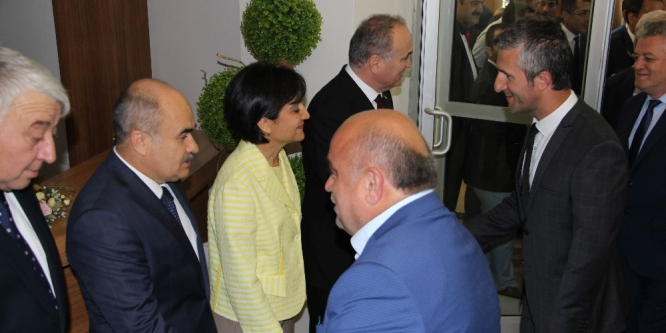 Bakan Özlü, Düzce’de hemşehrileri ile bayramlaştı