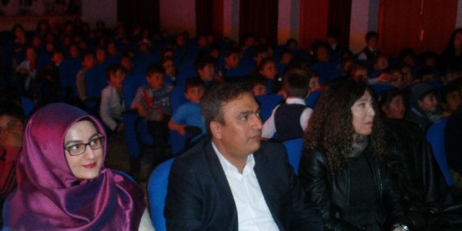 Özalplı minikler için tiyatro gösterisi