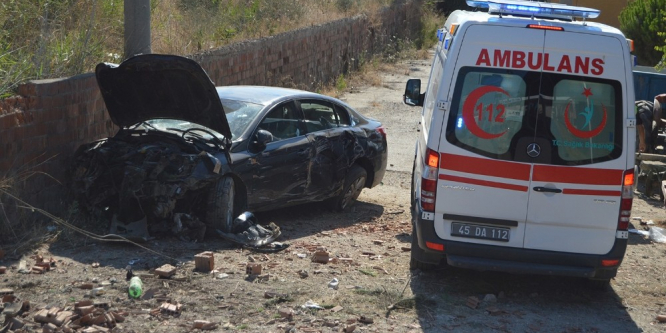 Direksiyon hakimiyetini kaybetti galericiler sitesine düştü: 3 yaralı