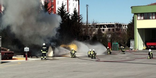 NEÜ İtfaiyecilik Bölümü eğitimlerine tatbikatlarla devam ediyor