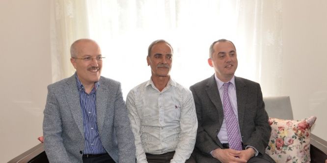 Evi yıkılan vatandaşa prefabrik ev