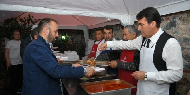 Başkan Dündar aşevinde yemek dağıttı
