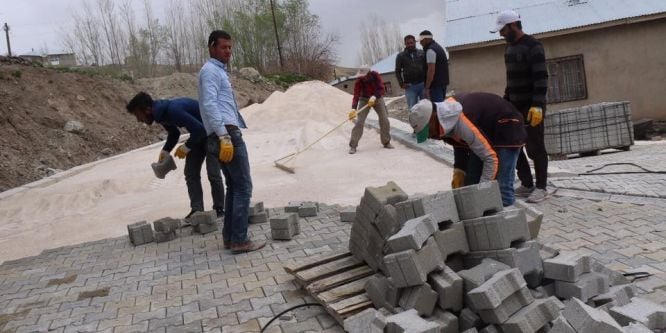 Özalp Belediyesi'nden yol yapım çalışması
