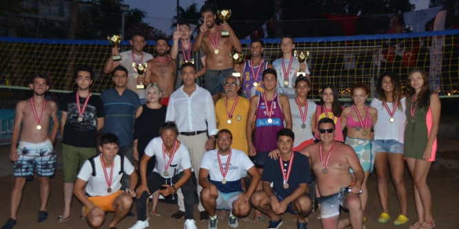 Kemer’de plaj voleybolu turnuvası düzenlendi