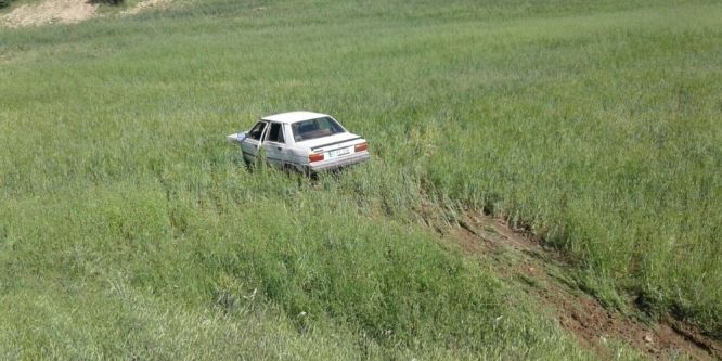Otomobil tarlaya uçtu: 4 yaralı