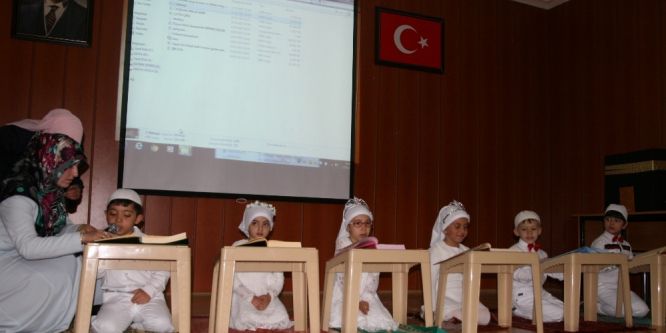 Kur’an eğitimi alan çocukların mezuniyet sevinci