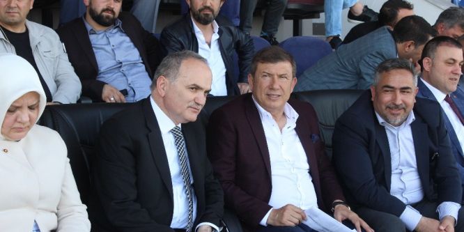 Bakan Faruk Özlü maç izledi