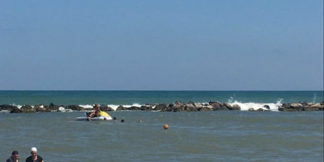 Dalgalarla boğuşan iki genç kız jetski ile kurtarıldı