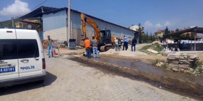 İşçinin ayağı kepçeye sıkışarak koptu