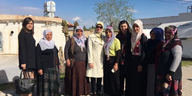 Vali Erin’in eşi depremzedeleri ziyaret etti
