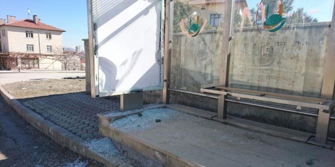 Otobüs duraklarının camları kırıldı