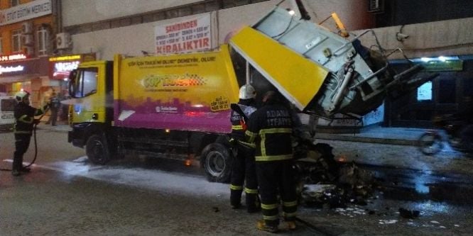 Seyir halindeki çöp kamyonu yandı