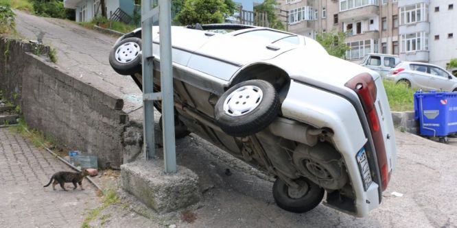 Otomobil elektrik direğinin üzerine yan yattı