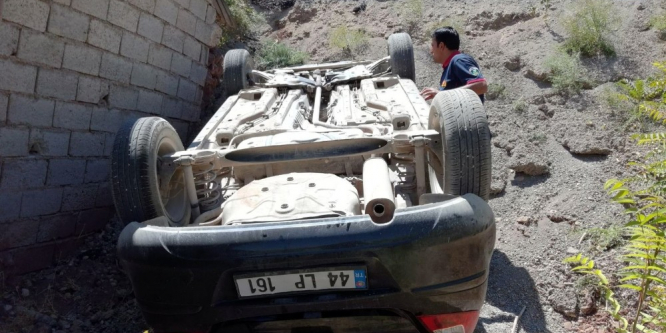 Hekimhan’da araç devrildi: 5 yaralı
