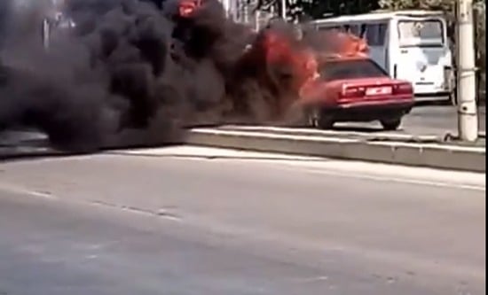 Alev topuna dönen otomobilin yanından yollarına devam ettiler