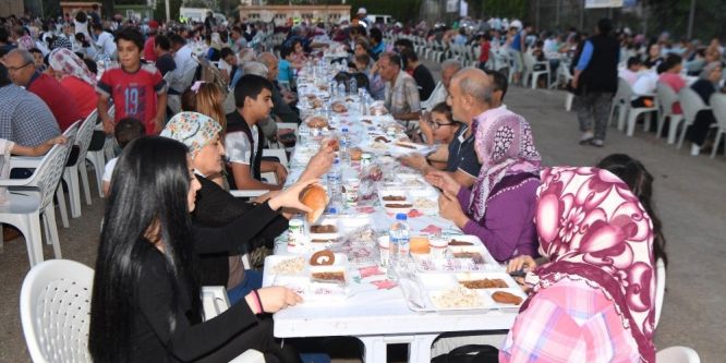 Çukurova’da her gün bir mahallede iftar çadırı