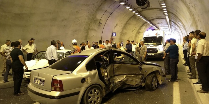 Tünelde kaza: 1 ölü, 5 yaralı
