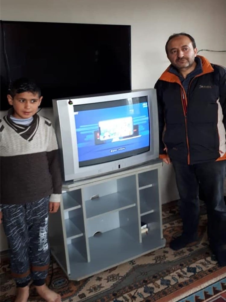 EBA TV’yi izleyemeyen küçük çocuğa öğretmenleri televizyon aldı 