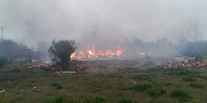 Prefabrik ev alevlere teslim oldu