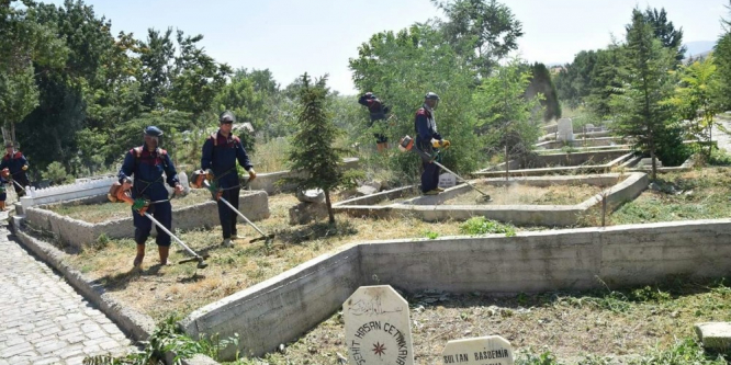 Şuhut’ta mezarlık temizliği yapıldı