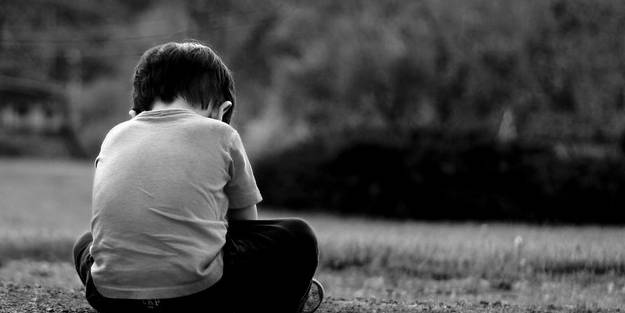 Ebeveynini kaybetmiş çocukları desteklemek için özel rehber