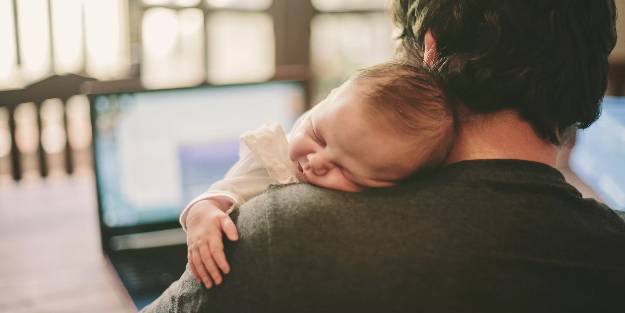 Ebeveynler bebeklerini neden sol taraflarında tutarlar?