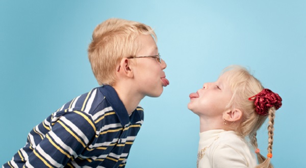 Ebeveynler kardeş rekabetiyle başa çıkmak için neler yapmalı?