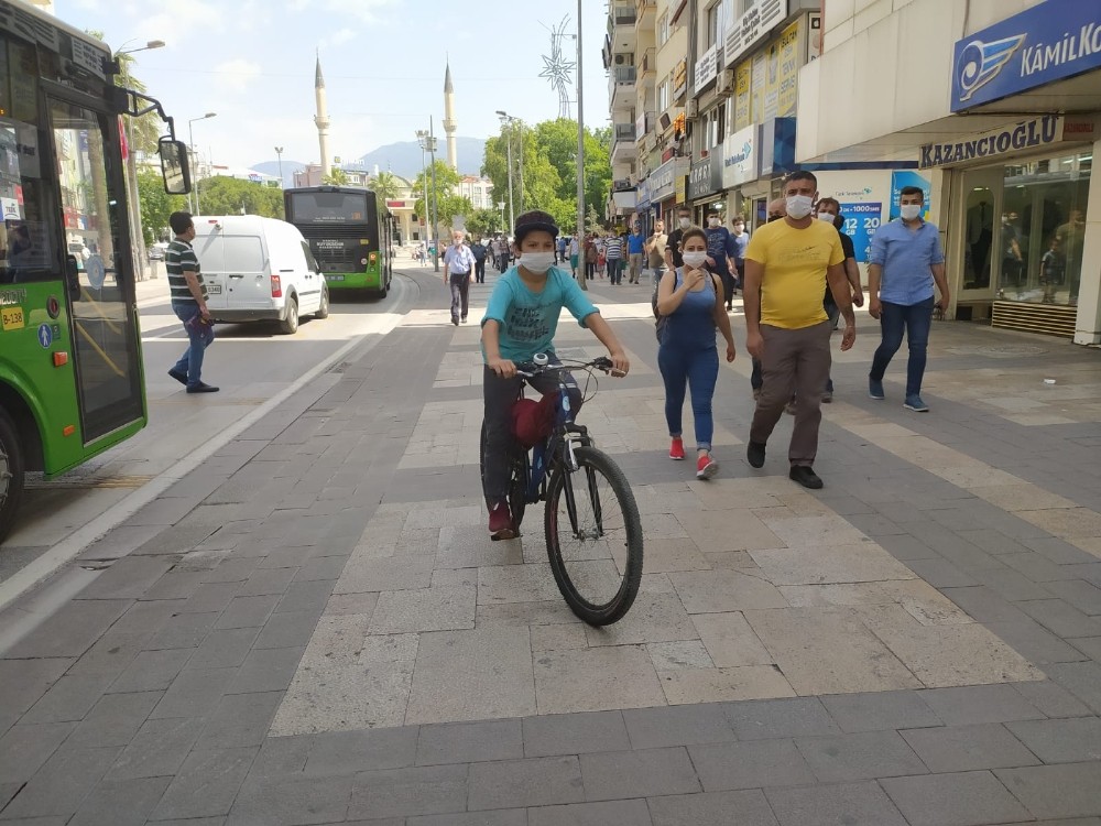 Ebeveynleri ile sokağa çıkabilecek olan gençler cadde ve parklara akın etti 