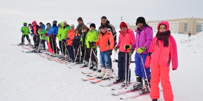 Öğrencilere ücretsiz kayak eğitimi veriliyor