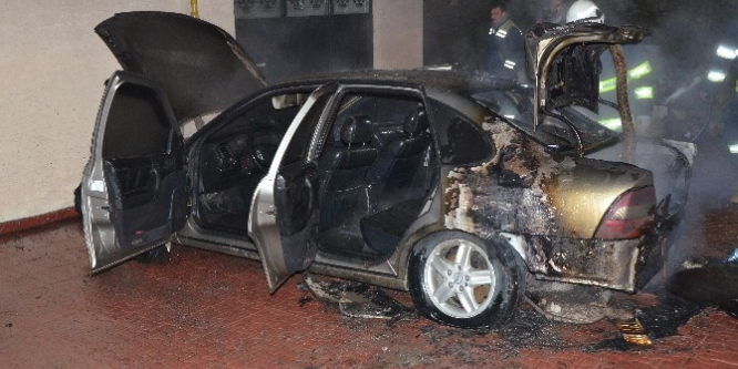 Eskişehir'de park halinde alev alan otomobil kullanılamaz hale geldi