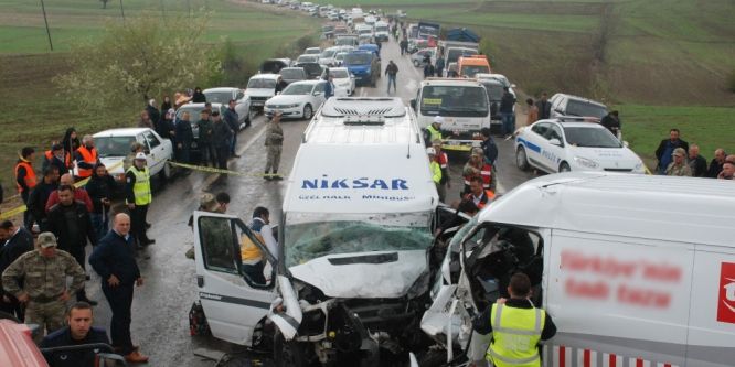 Tokat’ta trafik kazası: 16 yaralı