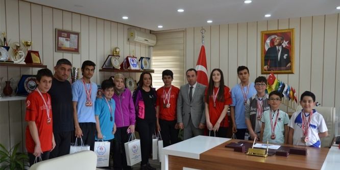 Dereceye giren dartçılar ödüllendirildi