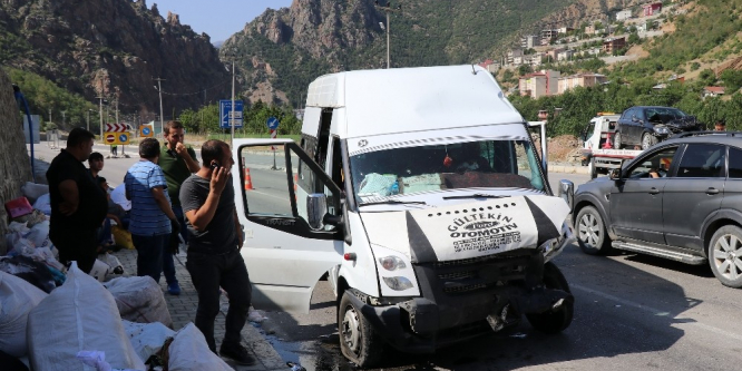 Fındık işçilerini taşıyan minibüs kaza yaptı: 26 yaralı