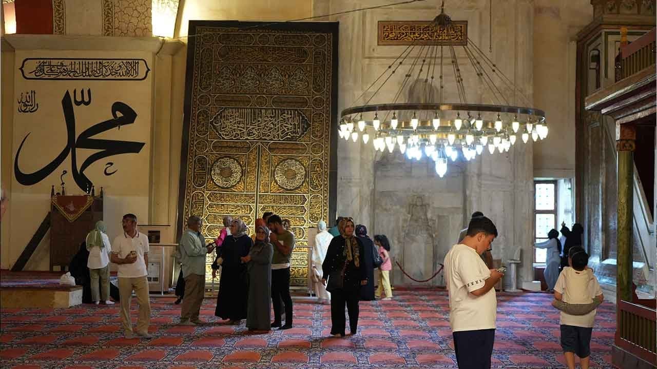 Ecdadın mirasına Kurban Bayramı'nda ziyaretçi akını! Tarihi camide kutsal emanetler izdihamı