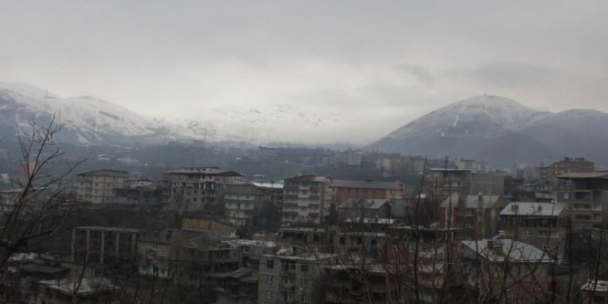 Hakkari’nin yüksek kesimlerine kar yağdı