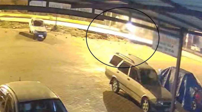 Ece bebeğin can verdiği kaza kamerada: Otomobil, aydınlatma direğine çarparak takla attı
