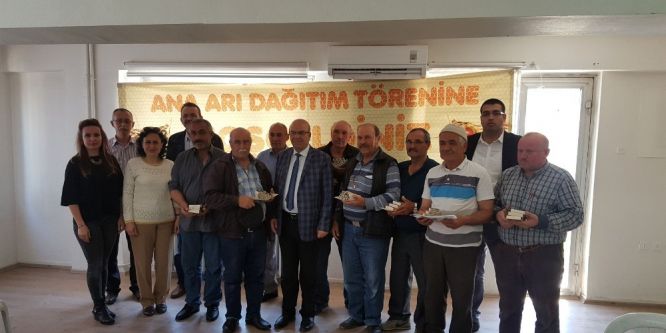 Alaşehirli bal üreticisine ana arı desteği