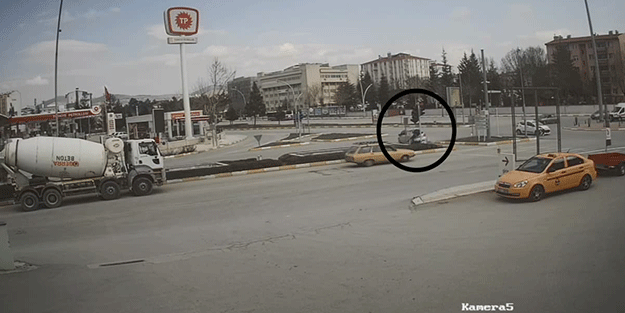 Ecel yaya geçidinde yakaladı! O anlar böyle kaydedildi