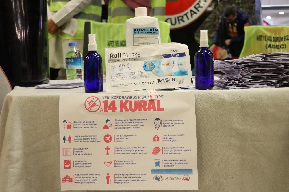 Eczacılar korona virüs için AVM’de stant açarak vatandaşı bilgilendirdi 