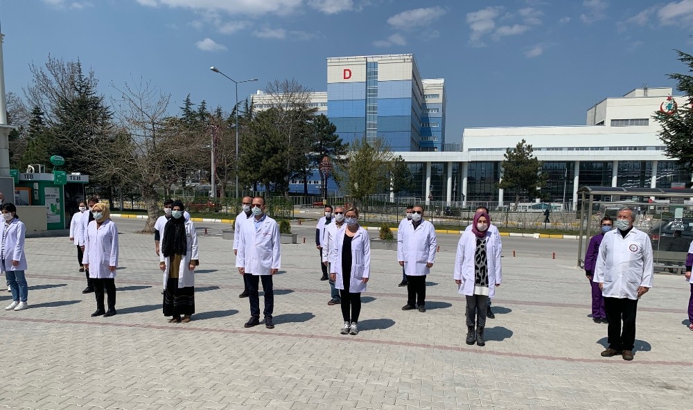 Eczacılardan korona virüsten hayatını kaybeden meslektaşları için saygı duruşu 