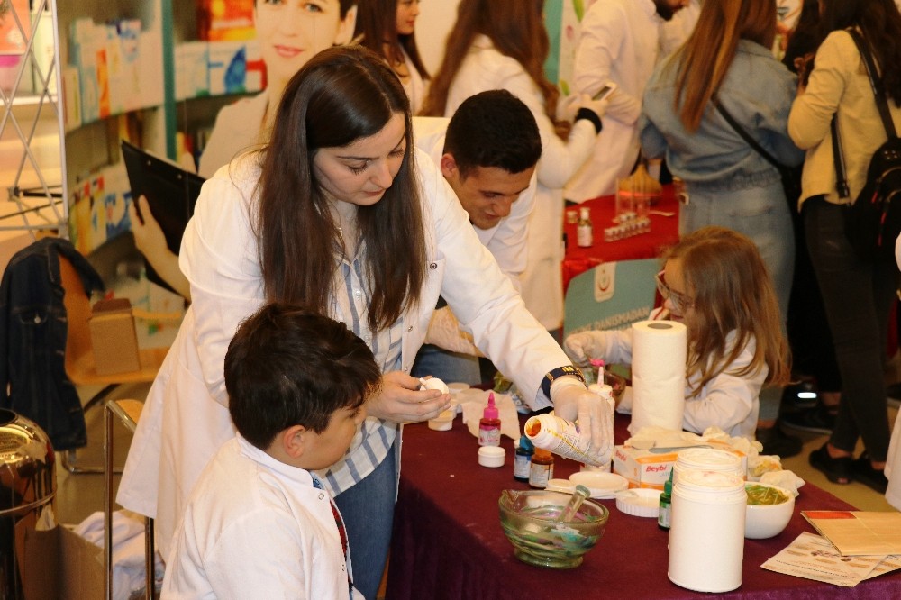 Eczacılığı çocuklara oyunlarla anlattılar 